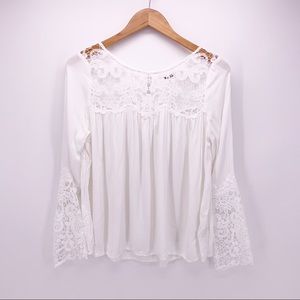 BB Dakota White Lace Bell Sleeve Flowy Shirt A4